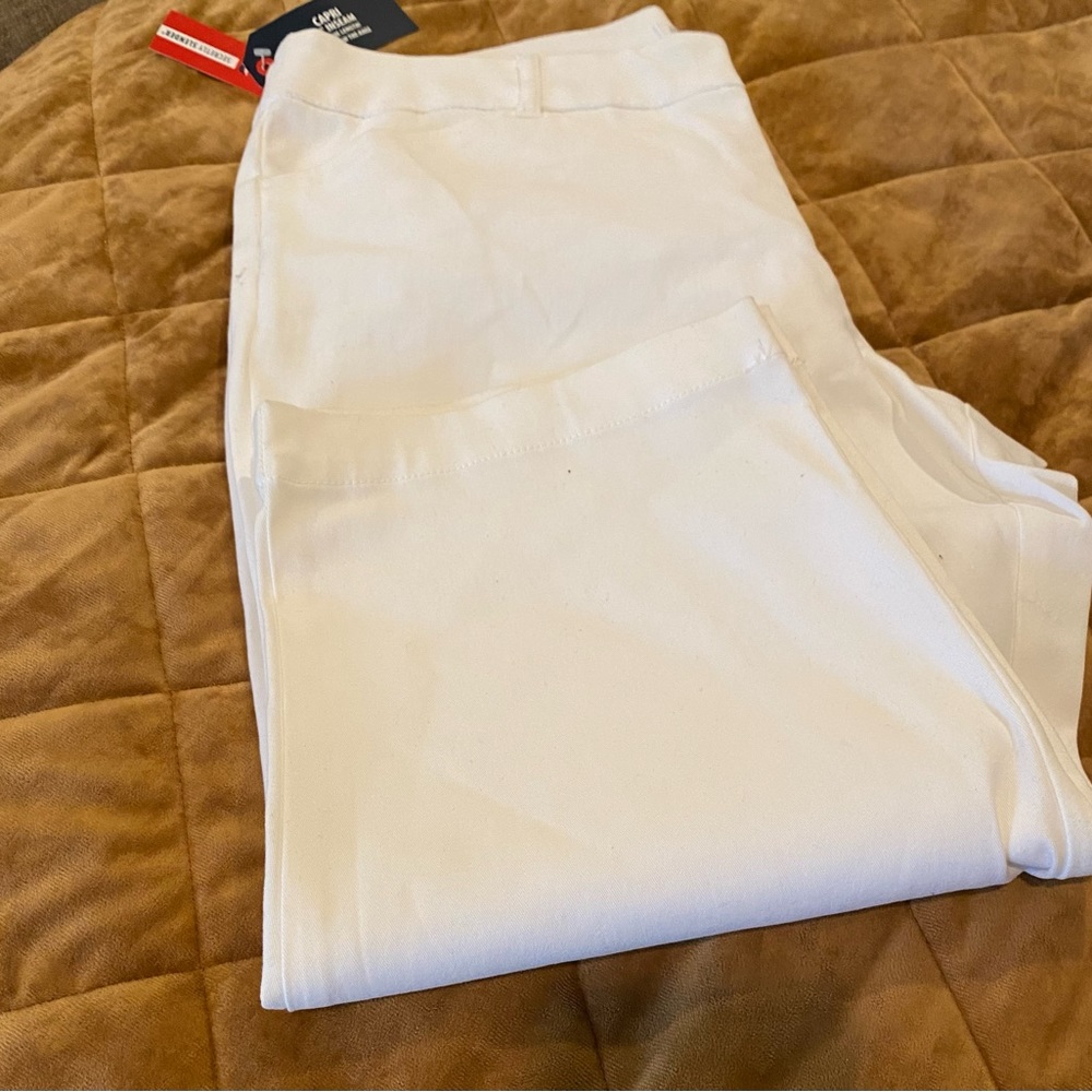 Nice white crisp capris!!